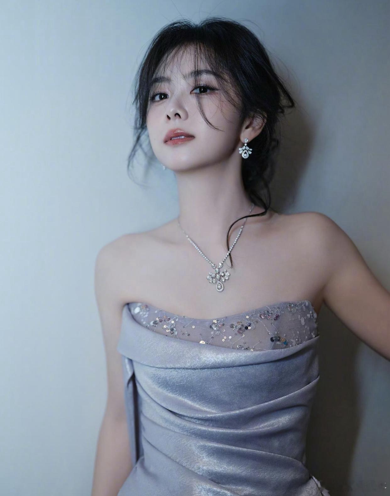 1.赵露思现在就是急着复工拍戏回血，可接连对接的剧本全都黄了，要么项目半路腰斩，