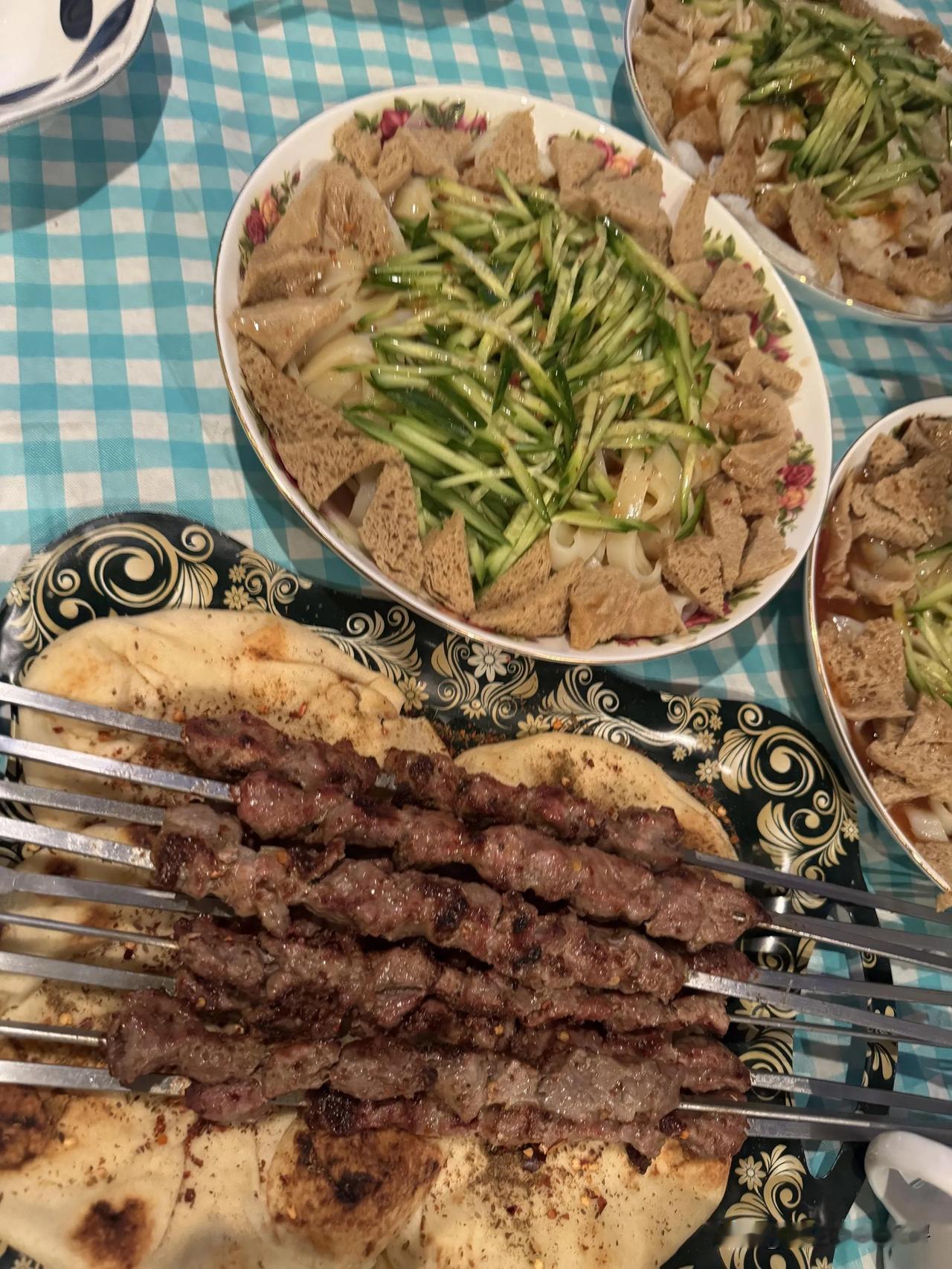 新疆美食里，羊肉串配凉皮堪称一绝。就拿焉耆来说，当地流传“凉皮离不开烤肉，烤肉离