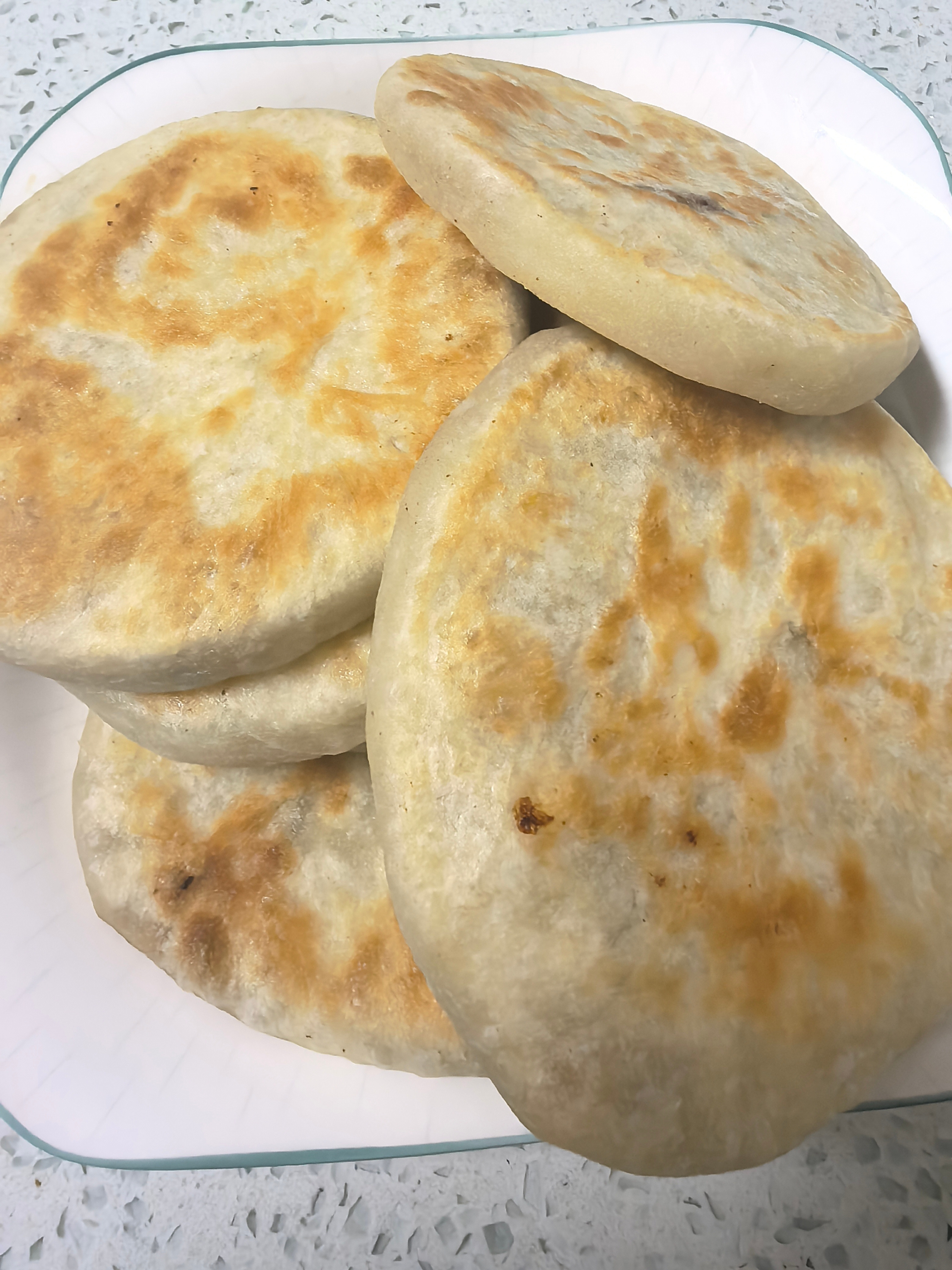 日常今日份晚饭猪肉白菜的馅饼加配两个清淡的菜。图3油麦菜是婆婆自己种的不等它长