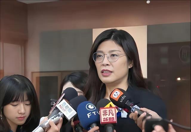 郑丽文“访美”之前，突然发布了一番奇谈怪论。她说：“美国是我们的恩人，二次大战，