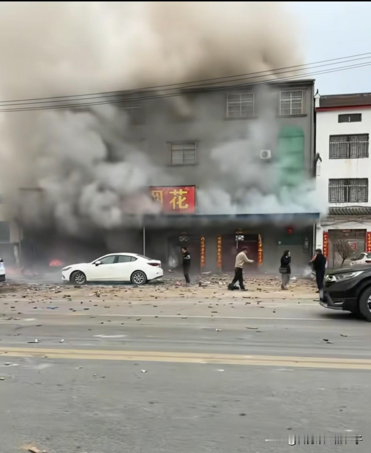 湖北宜城烟花爆竹店事故，有一点我想不明白，既然楼上是住人的，为什么要在1楼卖烟花