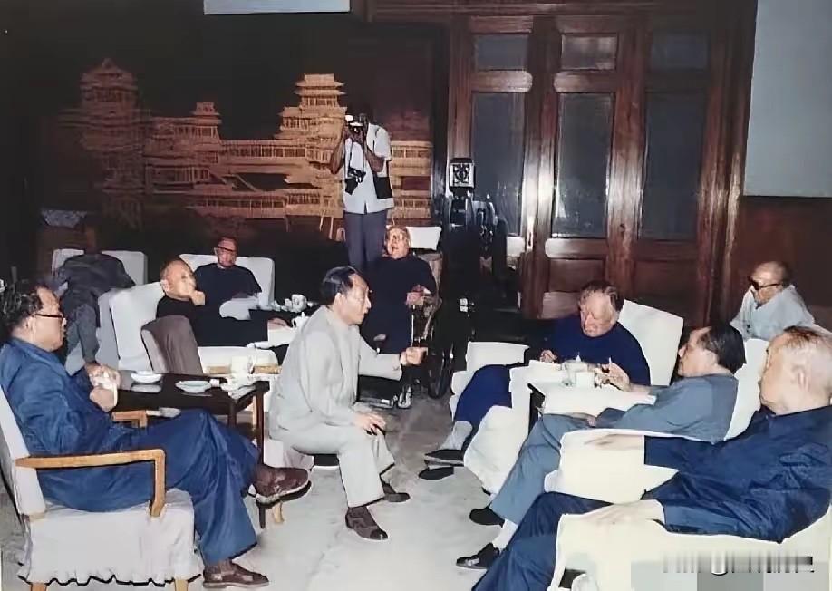 这张珍贵合影拍摄于80年的初期，一群老人相聚一堂，共商国家大计，照片中的十位领导