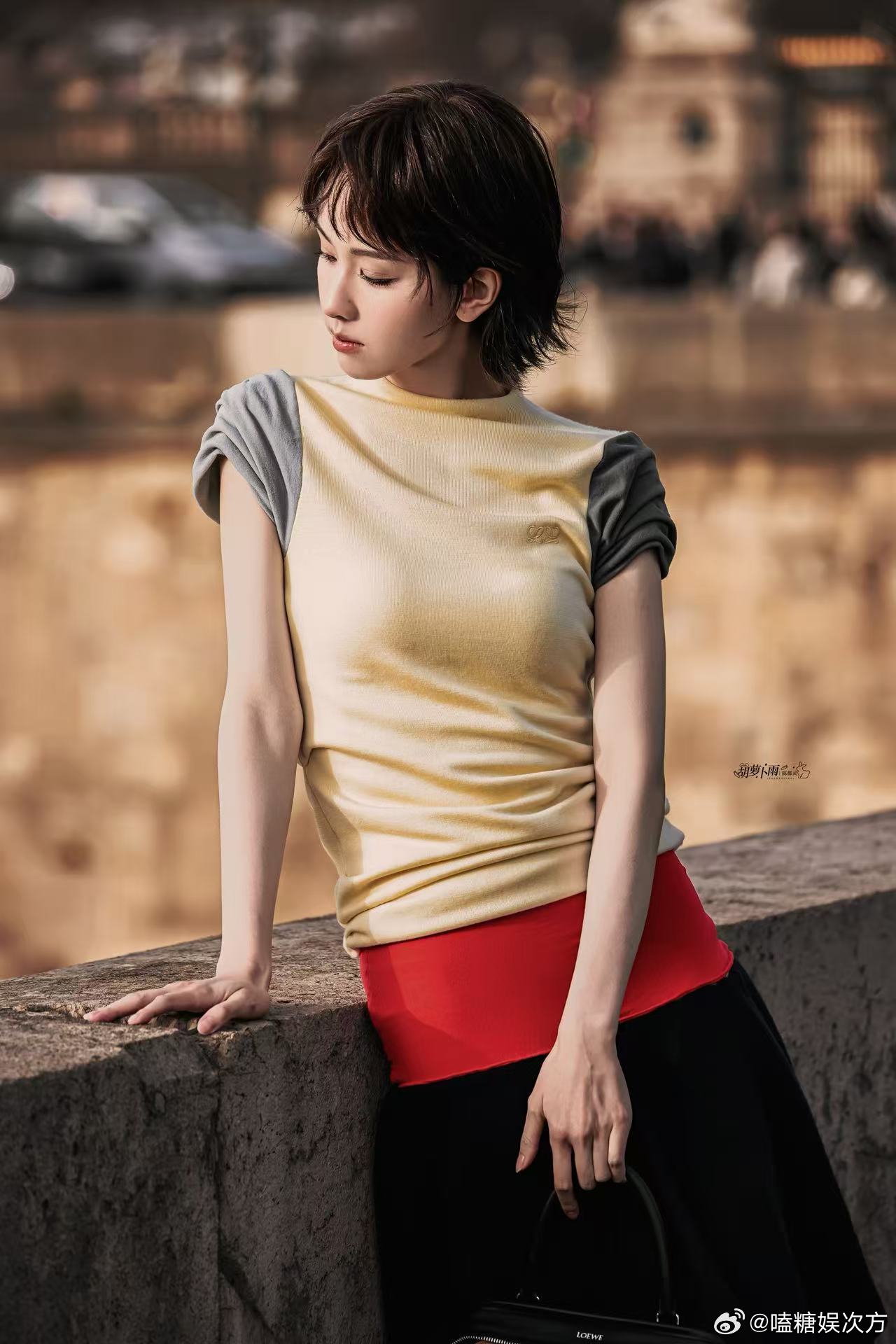 陈都灵短发大事很妙陈都灵短发造型一出来直接眼前一亮，温柔中带着飒爽，气质反差感