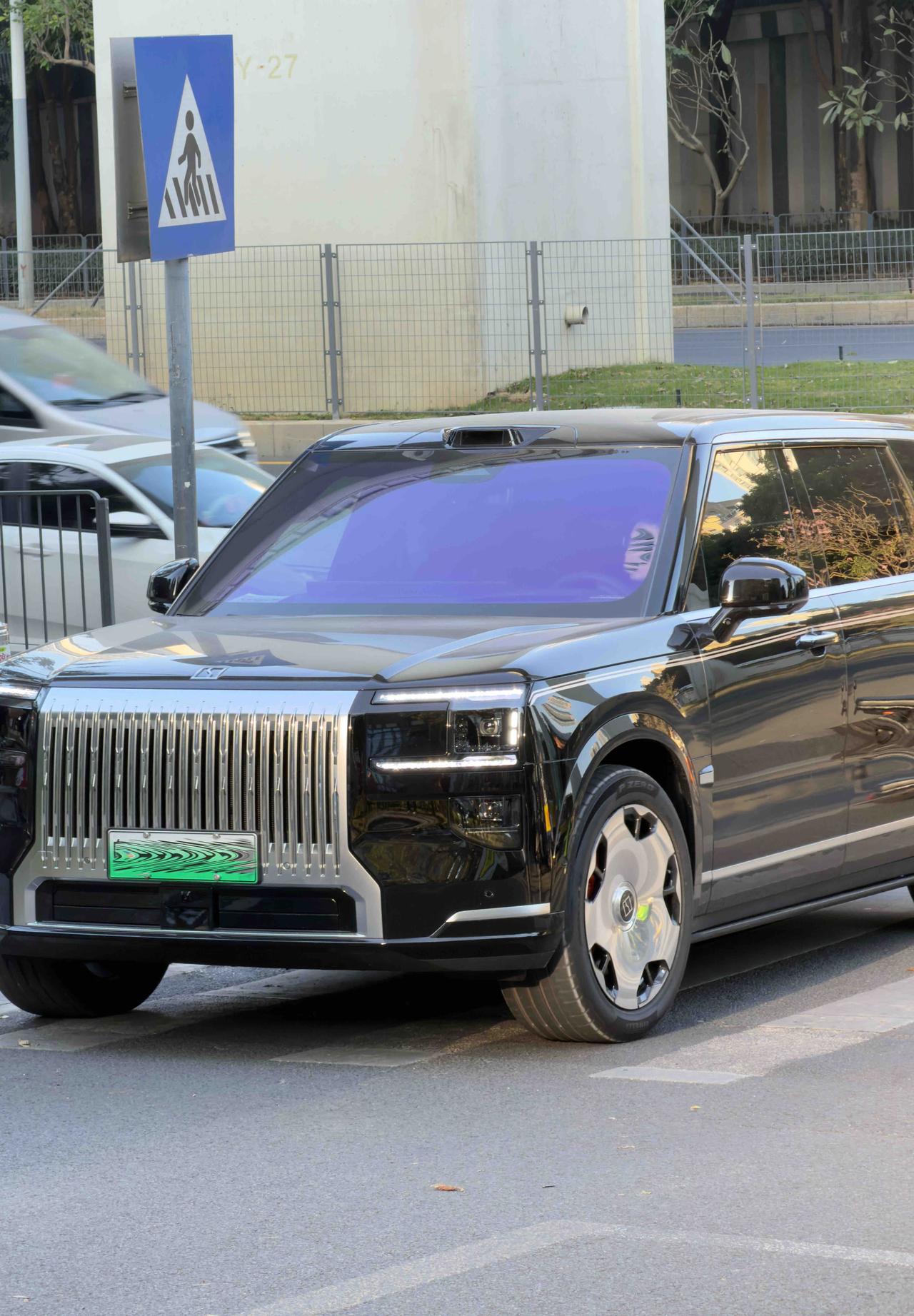 遇到一辆黑色的极氪9X，前脸也太有辨识度了，黑银撞色很有冲击力，加上银色封闭式轮