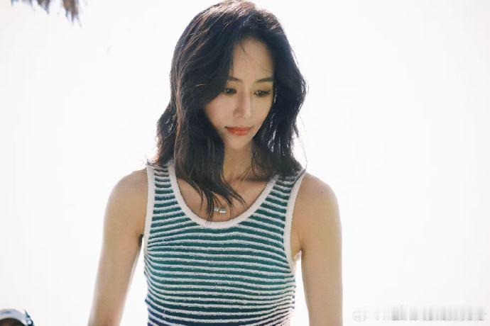爱上张钧甯比呼吸还简单一秒爱上夏日气息的张钧甯真的是一秒钟爱上了夏日气息的姐姐