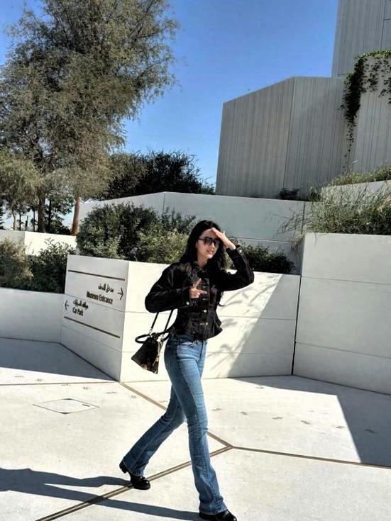 刘亦菲新图杀疯了！牛仔裤长腿吸睛，鸽子蛋钻戒晃眼家人们快看刘亦菲阿布扎比新