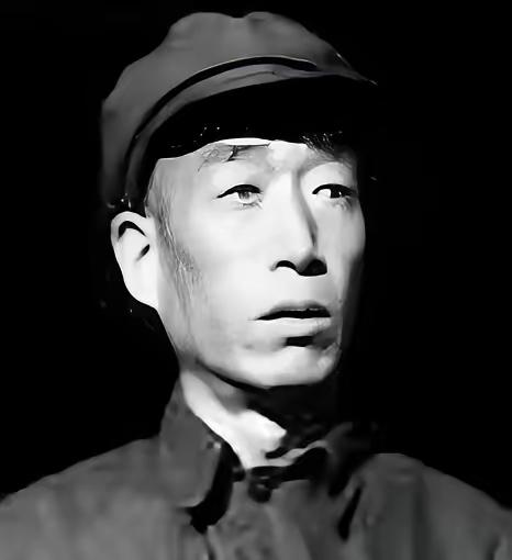1941年，太行神枪手李殿冰掩护群众转移后，再回山上潜伏，看到山脚下行进的敌人队