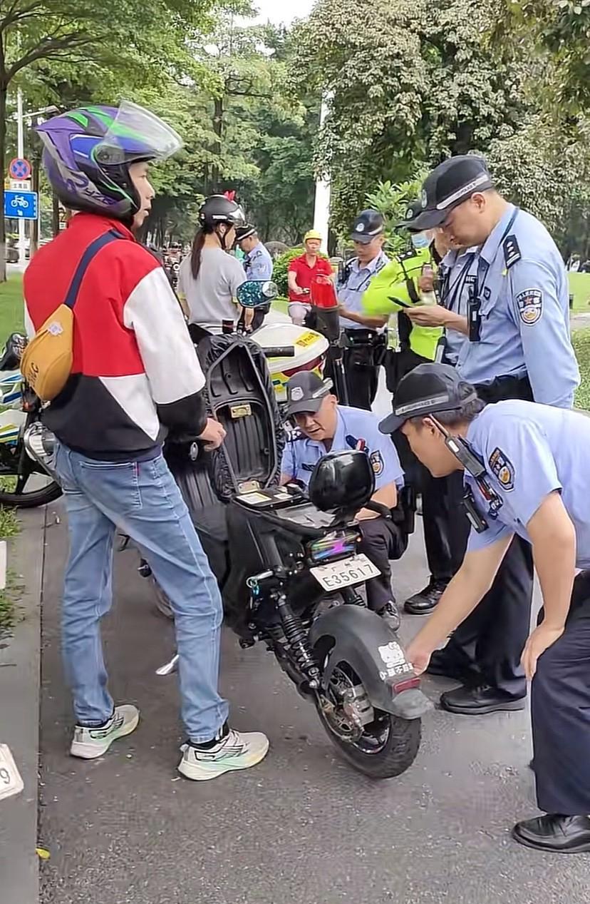 这个电动车看来不简单～