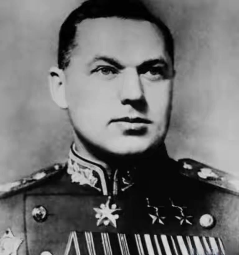 1937年罗科索夫斯基被严刑拷打，9颗牙齿惨遭拔除仍誓死坚守底线，时隔二十年直面