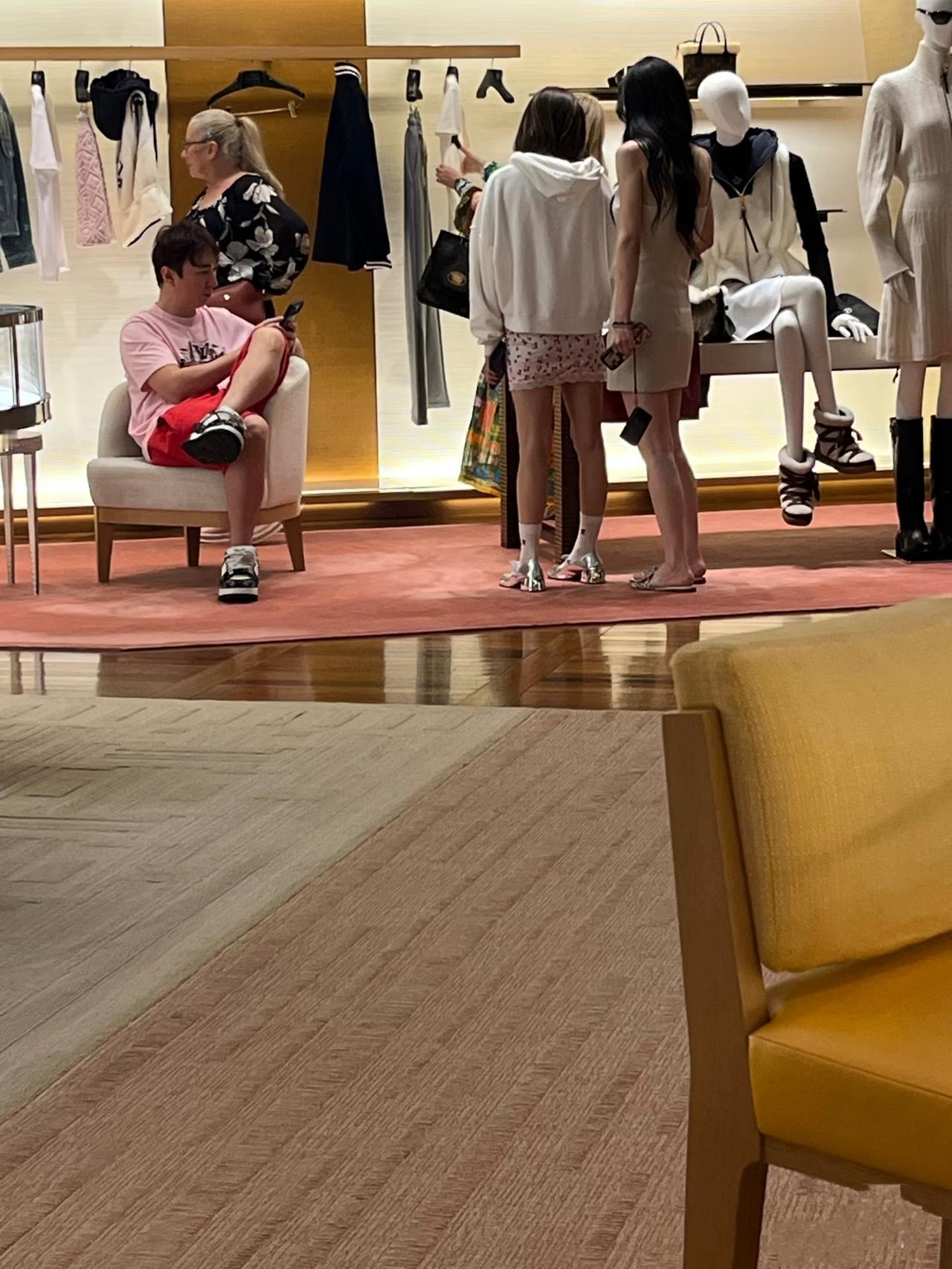 王思聪现身新加坡金沙！11月5日，有网友在新加坡金沙偶遇王思聪！画面中，王思