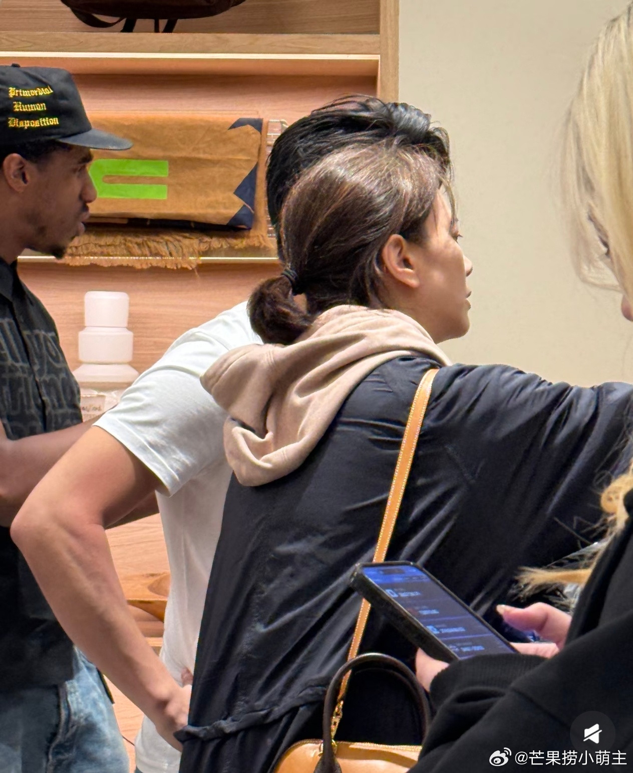 袁咏仪带儿子伦敦逛潮牌店伦敦偶遇袁咏仪带儿子逛潮牌店伦敦偶遇袁咏仪带儿子逛潮牌