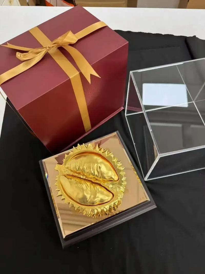 近日，上海一山姆会员店上架2个黄金榴莲，一个为636.57克，售价81万，一个为