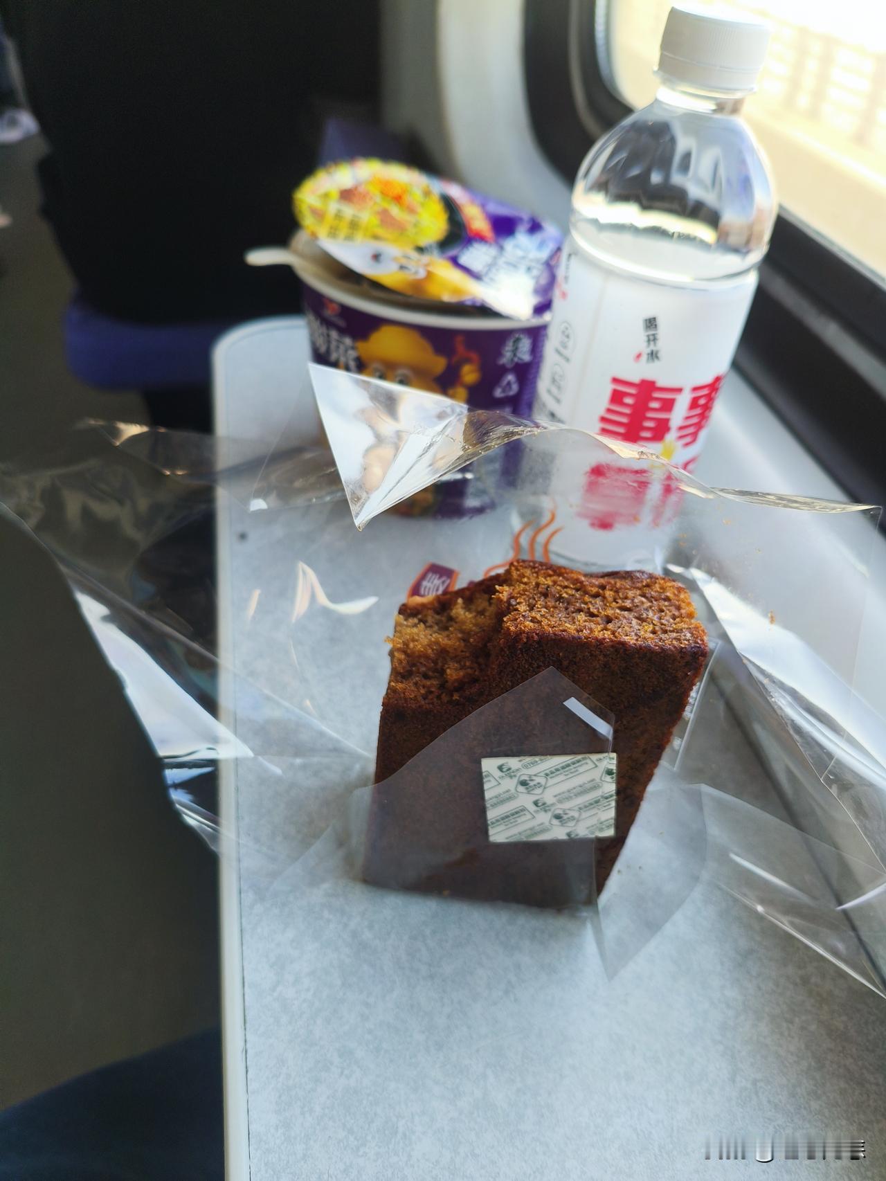 目前已经到兰州了！坐了一天一夜的火车，来到兰州站，出站吃了牛肉面，很攒劲，兰