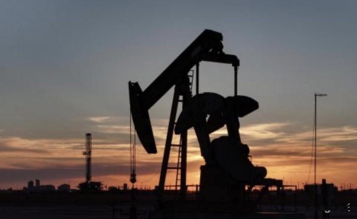 林肯号航母加速驶往中东，原油暴涨在即。2026年1月15日，布伦特原油期货价格