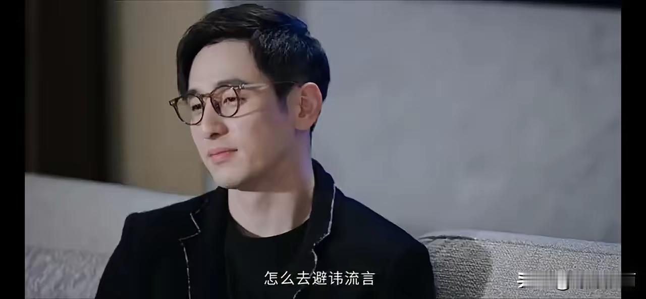 盘点《蜜语记》里的几位帅哥，男主钟汉良竟成“最丑”。他的脸显得极为不自然，苹果肌