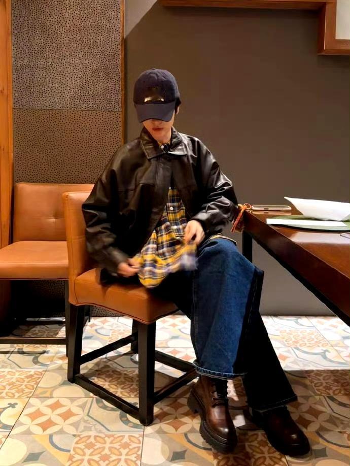 谁能想到44岁宋慧乔还能美出新高度？宋慧乔以酷飒超短发亮相摄影师好友婚礼，不