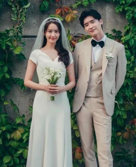 李钟硕多次向IU求婚知情人回应IU李钟硕分手根据李钟硕和IU的身边人士透露，二