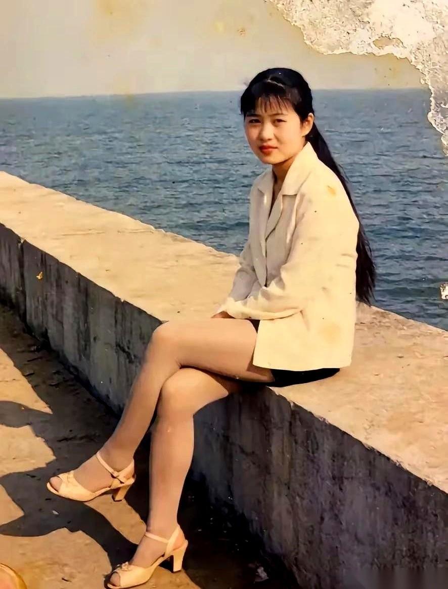 昨天我把衣柜底下的长筒丝袜全扔了。真的，谁发明连裤袜的？我简直想给他直接磕一个
