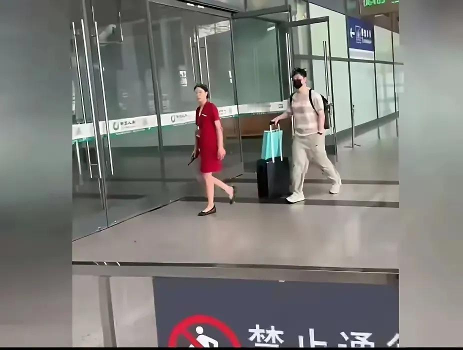 樊振东乘高铁回广州啦！乒超厦门站比赛结束后，樊振东穿着一身安踏，戴着黑色口罩，