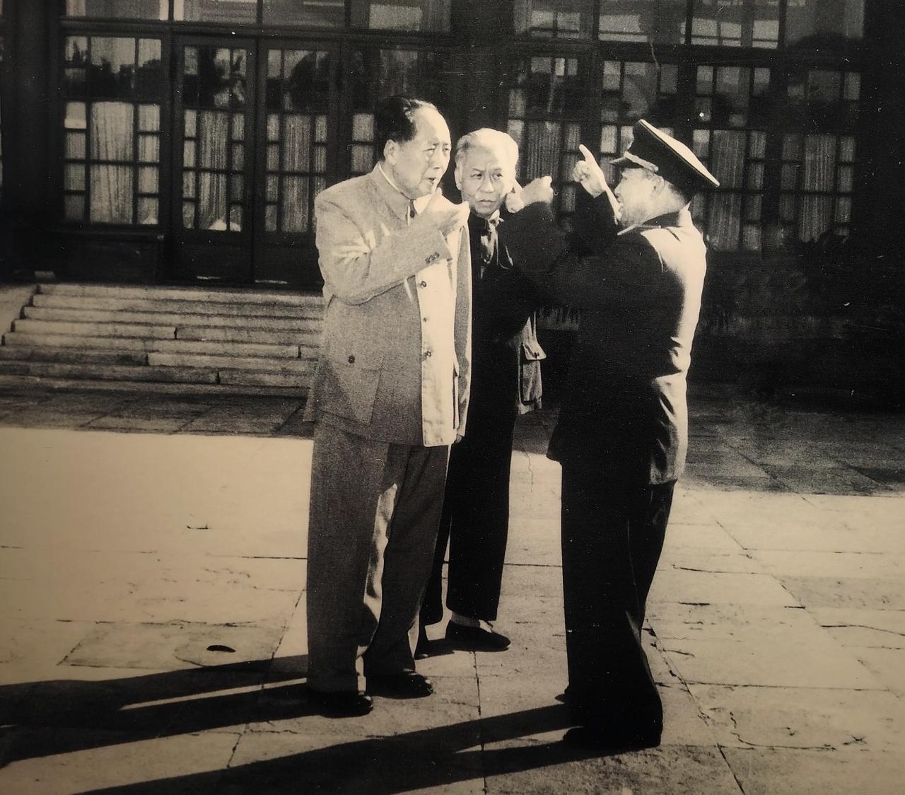不少人瞎传粟裕大将建国后“不受重用”，这张中南海实拍的老照片直接打了这些人的脸。