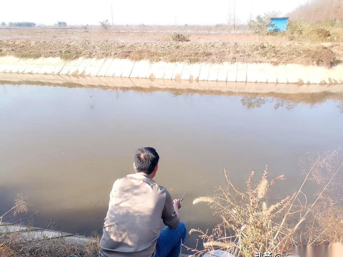 我那哥们儿，今天非不信这个邪。我说今天这天儿，谁出去钓鱼谁当“空军”，他偏要去