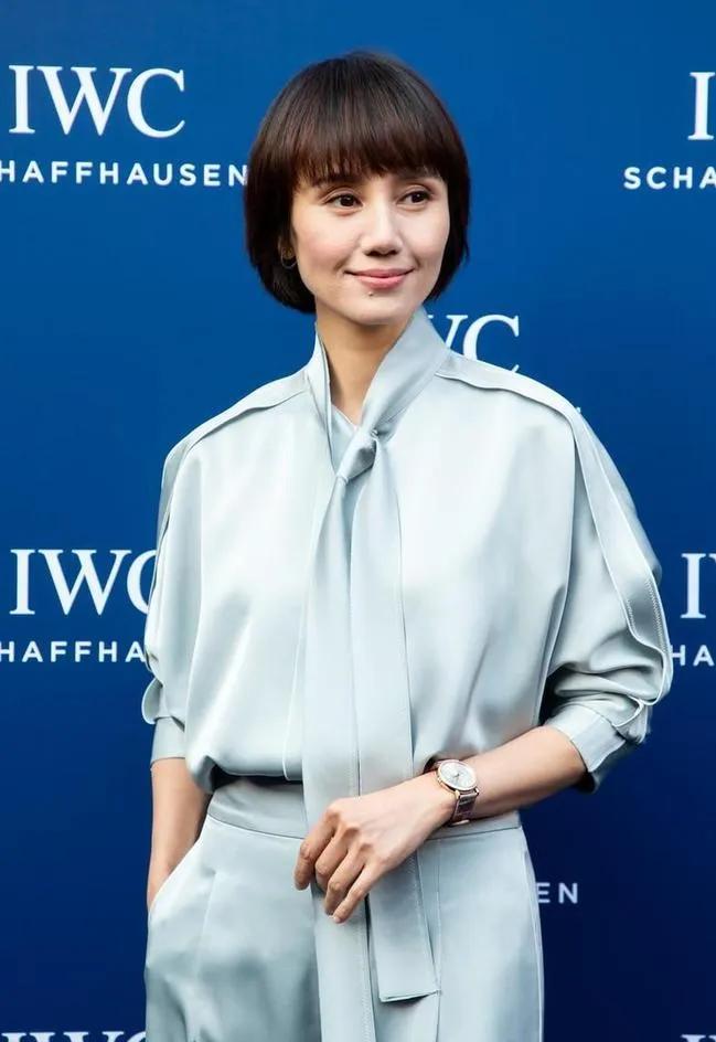 袁泉这套造型，把简约风穿出了骨子里的贵气，真的越看越有味道。一身同色系缎面