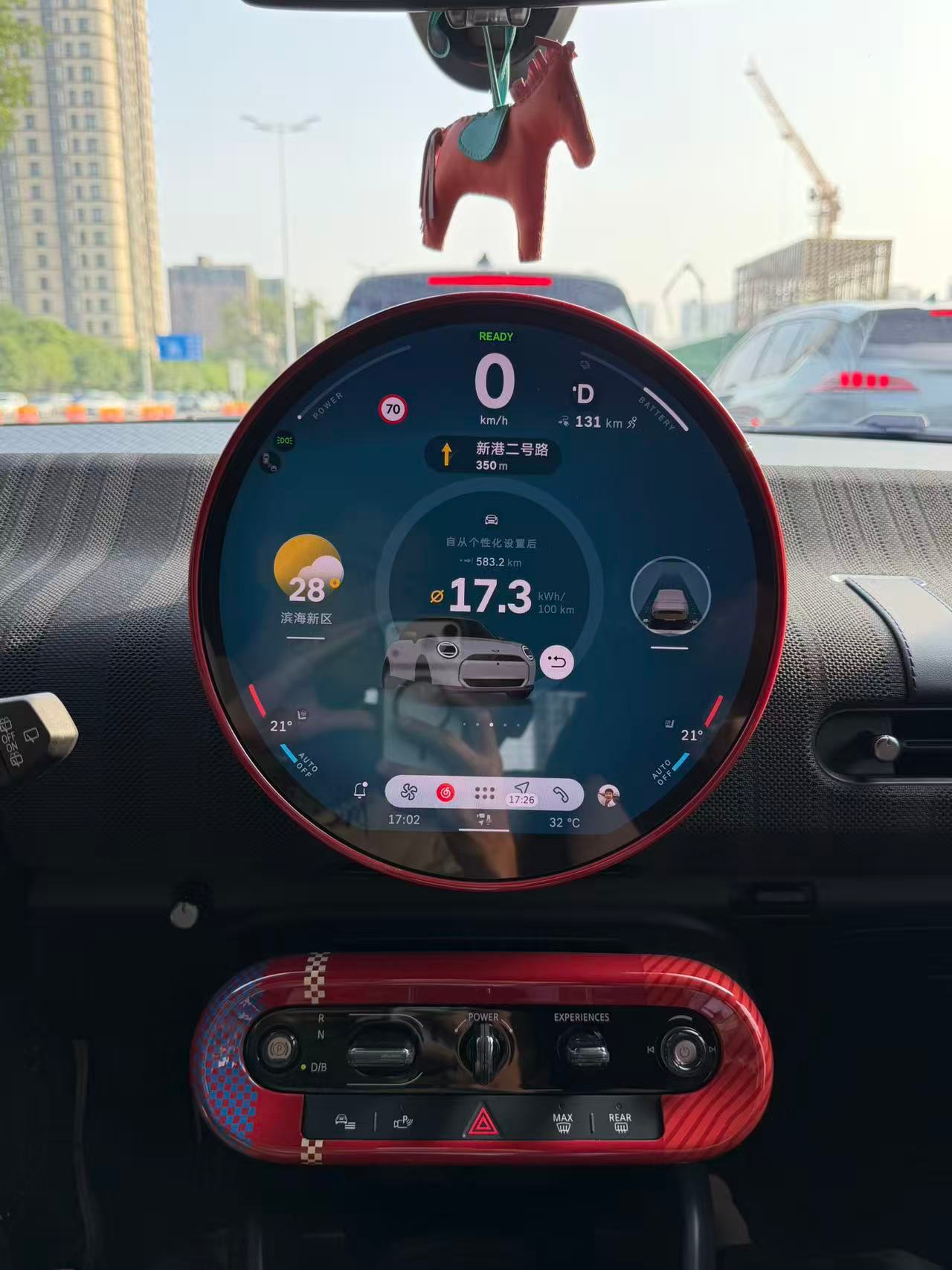 电车开多了就有一种对比焦虑。比如我开这个MINI，就我疯狗一样的驾驶风格，它