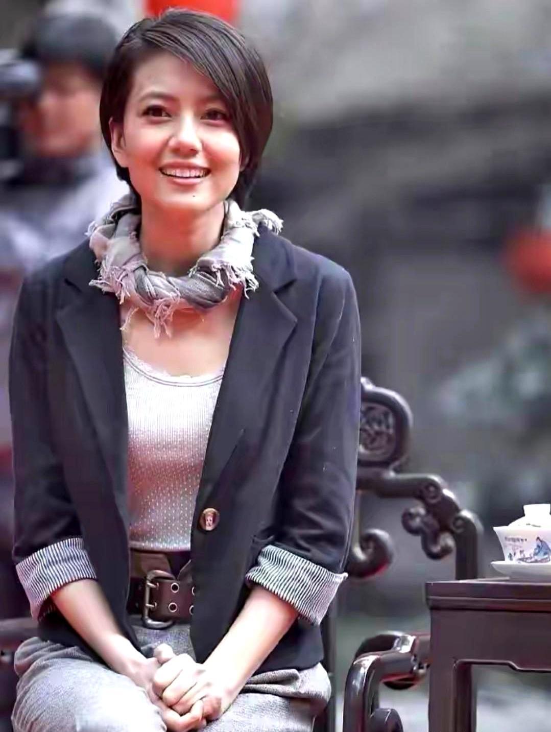 一条露出线头的旧围巾，穿在普通人身上是寒酸，穿在46岁的高圆圆身上，却成了全网模