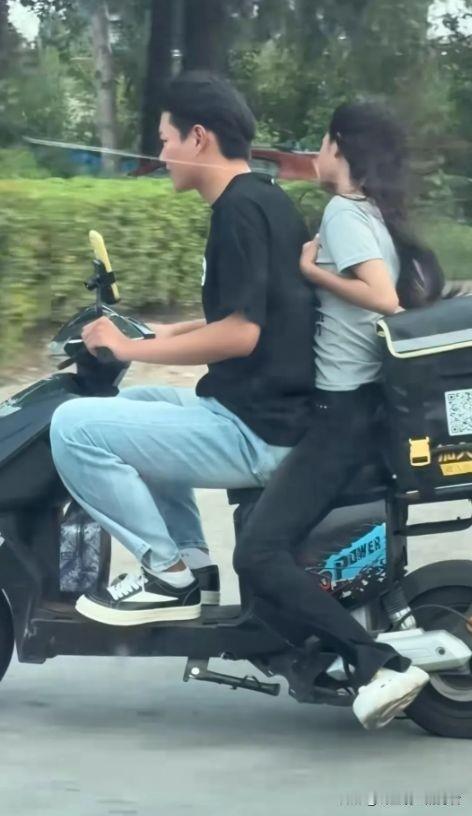 为啥男的都不追女的了么,真是一点便宜不让占,那就自己开车呗