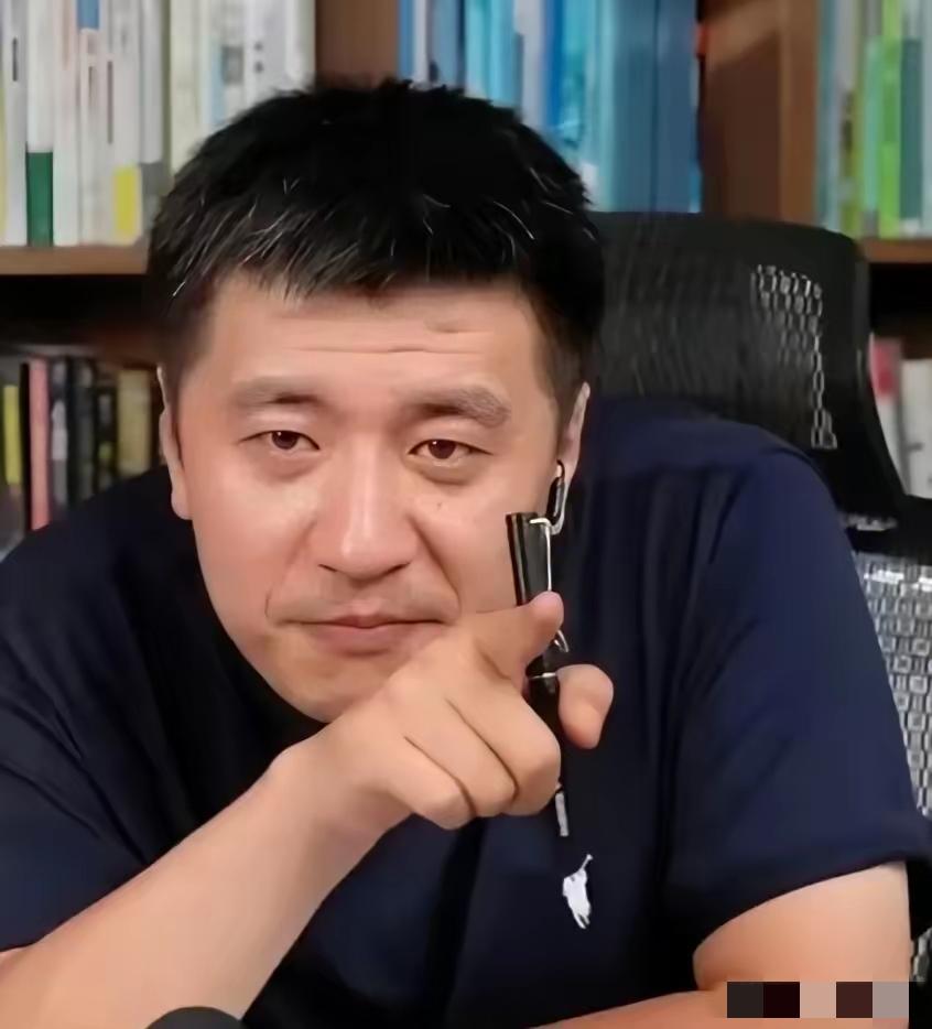 男人最软的肋骨，永远是女儿。张雪峰突然离世的消息传来，多少人心里一揪。他这一生