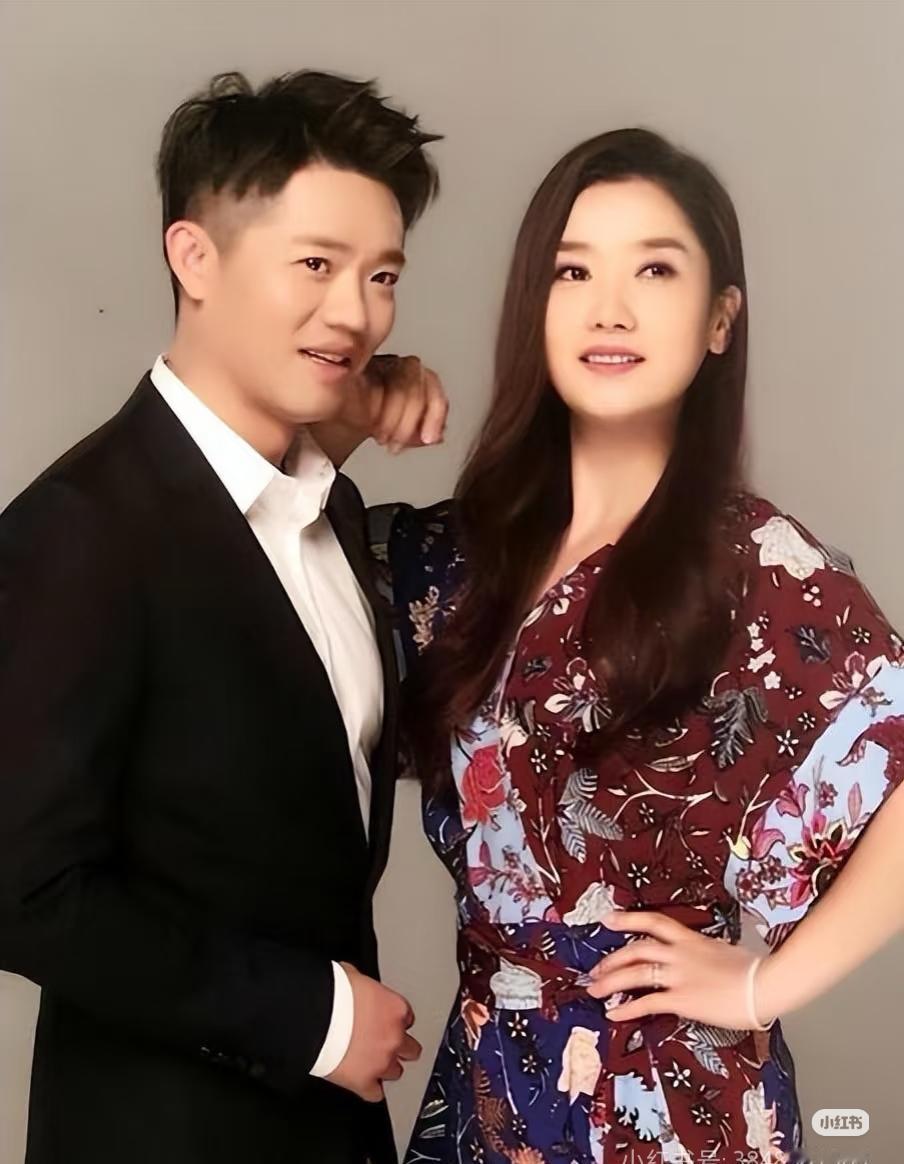 别再猜凤凰传奇了，玲花只是曾毅的“盾牌”，他真正“藏”起来的女人，段位高太多了。