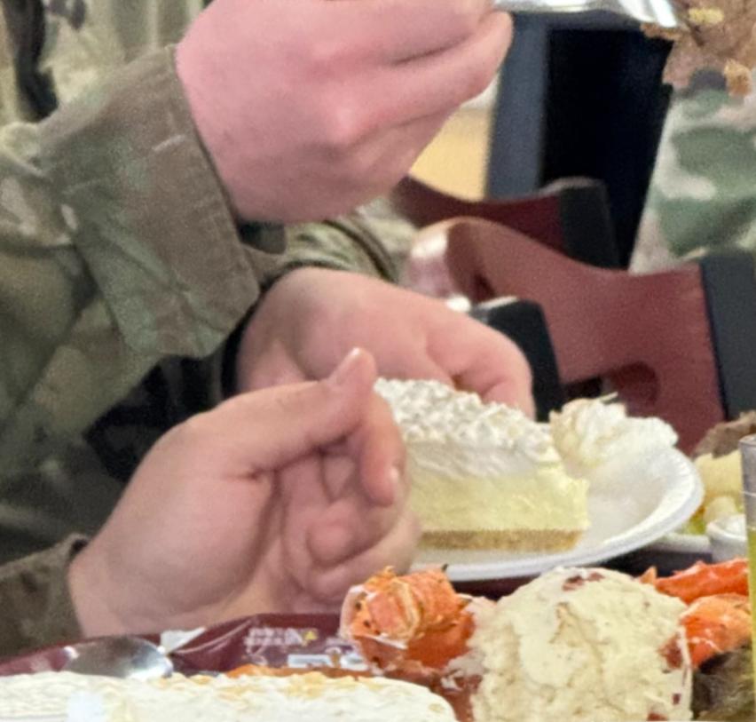 不好的征兆据说美军又在吃出征宴了餐谱中出现了龙虾、蟹腿、牛排结合美军已经从