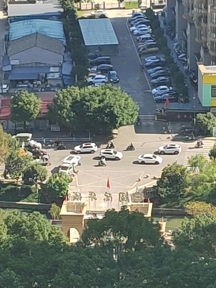 分享我这周有趣的事：天气冷了，原本人流量很大的马路这几天看不到熙熙攘攘的人群了。