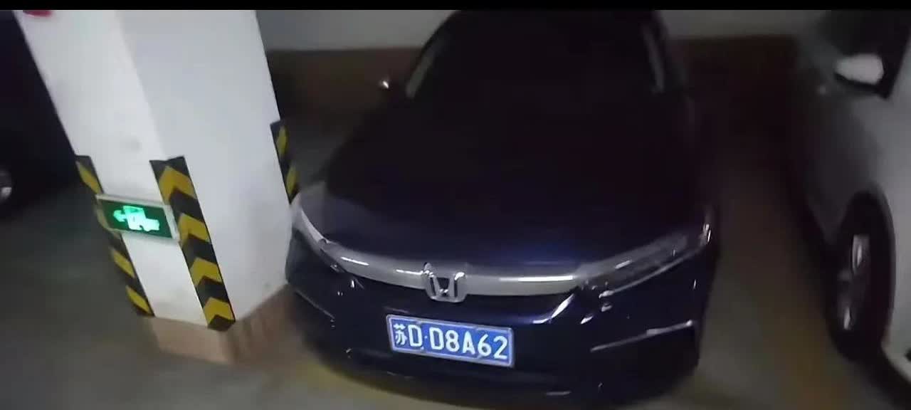 “情商高真的很重要！”男子吐槽邻居乱停车，忍无可忍留下纸条：“把车停好，别人也要