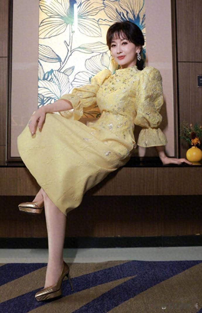 真的被赵雅芝的老年状态狠狠折服！一袭黄色连衣裙，优雅端庄，气质高级到骨子里。