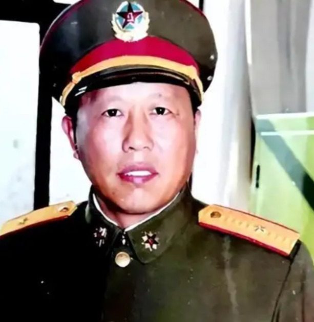 1988年，两个歹徒在广州的火车站碰瓷一位老实憨厚的中年人，本以为要费一番功夫才