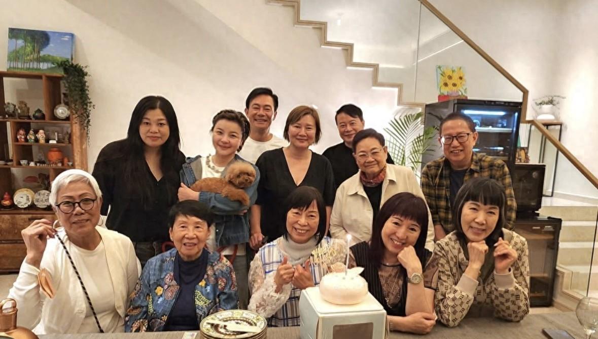 62岁张兆辉乔迁豪宅，珍藏名酒古董尽显格调，入伙宴亲朋共聚超欢乐现年62岁的香