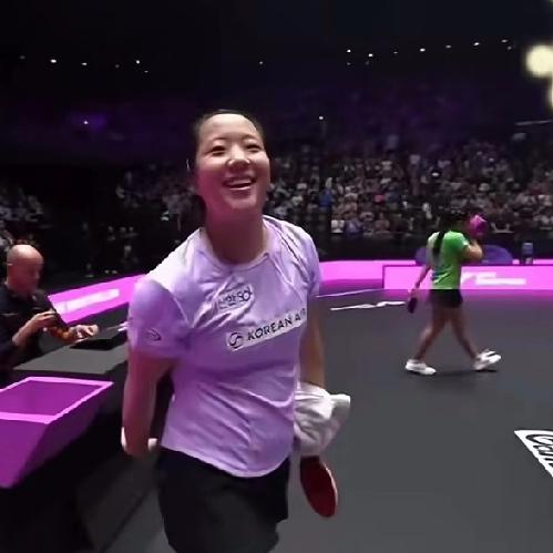 申裕斌本能的想握拳庆祝3：1迪亚兹。但看到对方落寞的神情克制住自己不要庆祝，她俩