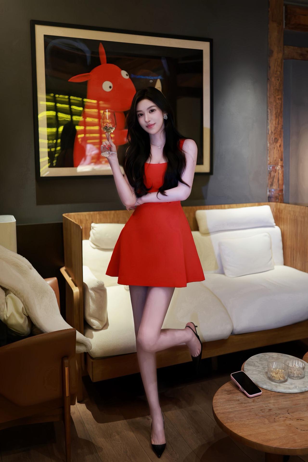 优雅红裙，举杯微笑，时尚与艺术相融合的完美瞬间。