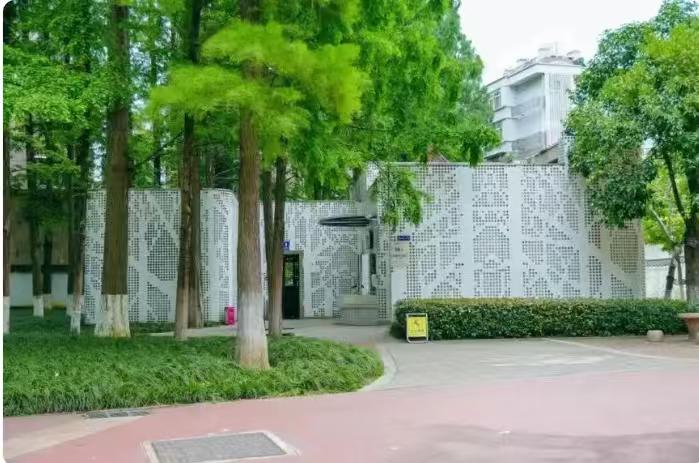 武汉一公厕因“颜值”火了，水杉从屋顶长出，令人赞叹上厕所有如逛园林。为什么会出现
