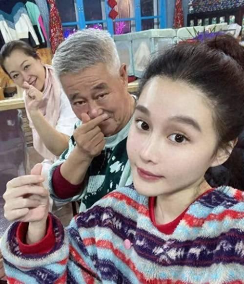 赵本山女儿球球直播首谈同父异母姐姐赵玉芳，直言姐姐性格低调、不爱出镜，自己很少公