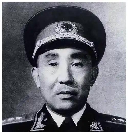 李聚奎正在301医院养病，却无意间听到两个护士的谈话，第2天，他去了西区病房，急