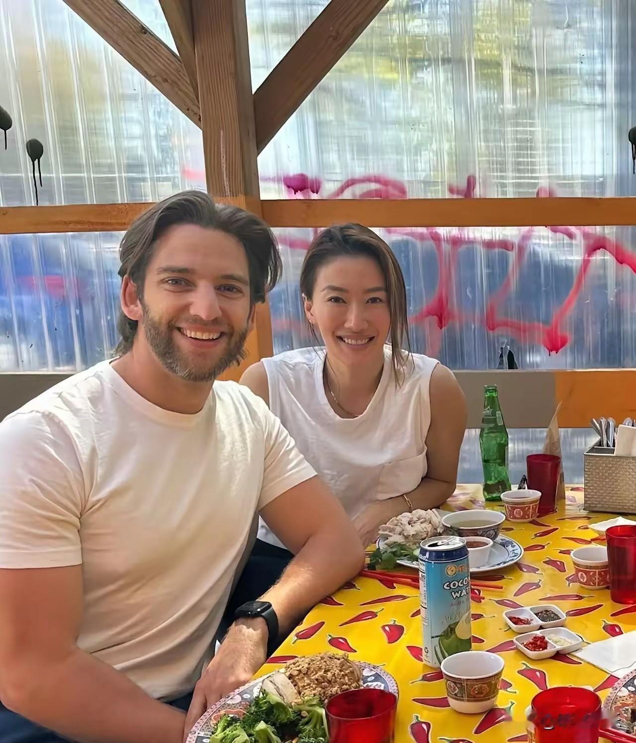 香港明星谢霆锋的妹妹谢婷婷和老公在外面吃饭，谢婷婷和老公都笑的非常开心谢婷婷不
