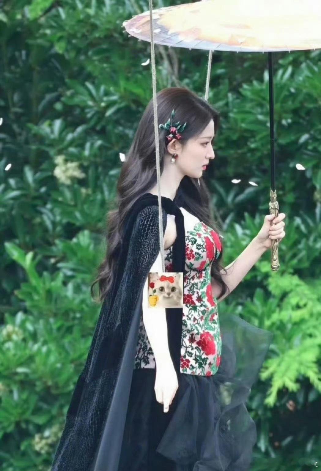 王楚然的气质本来就有点偏少妇的，易小雅还给她搞这种成熟的艳俗裙子，完全的debu