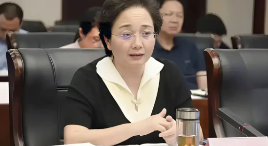 这位女市长一看就觉得沉着稳重！广西北海市女市长李莉，今年52岁，已经当了三年半