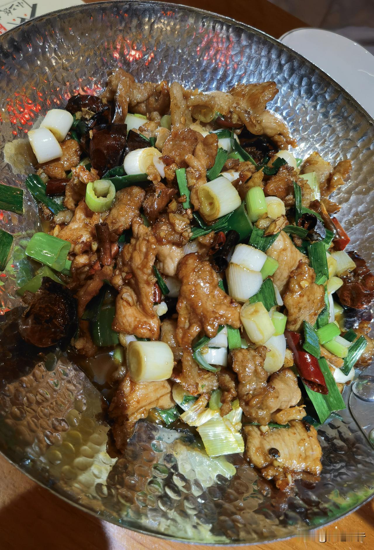 昆明美食探店，在科锦路附近游玩，想吃宣威小炒，于是找到这家“宣威小二饭庄”，味道