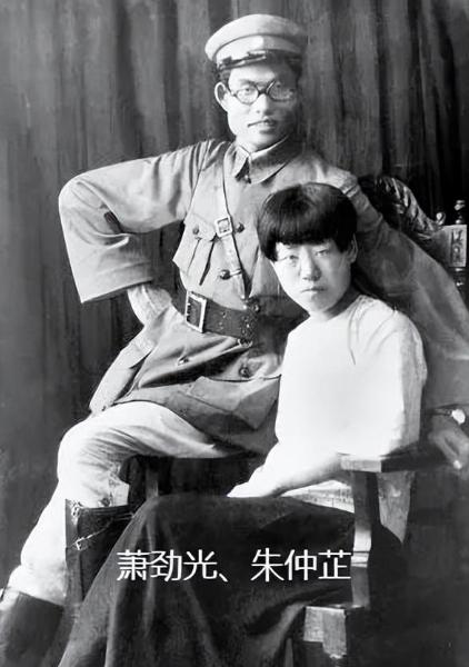 1940年，延安，朱仲芷主动跟丈夫萧劲光离了婚。那一年她已经是六个孩子的妈，和萧