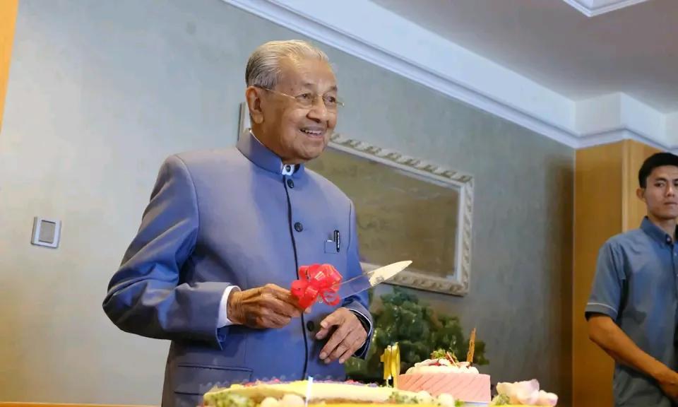 马来西亚前首相马哈蒂尔近日迎来百岁生日。作为马来西亚政坛常青树，马哈蒂尔是该国历