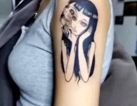“有纹身的一律不收！”湖南长沙，一名女学生因身上带有纹身，在入学时遭到校方开除。