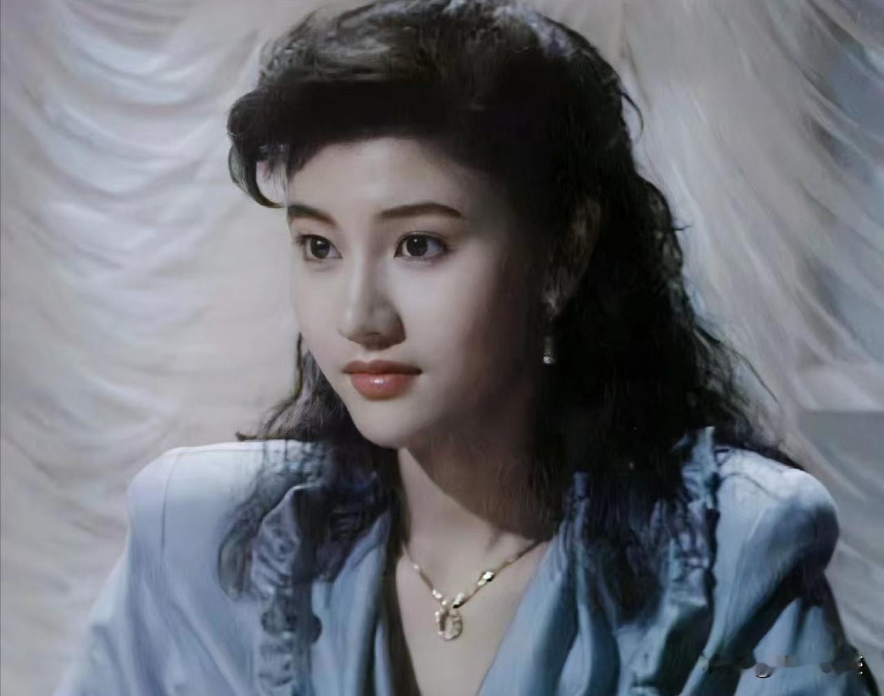 如果选一种花来形容港姐李嘉欣，你会选什么呢？我会选白瓣红边的卡普里蓝玫瑰，刚
